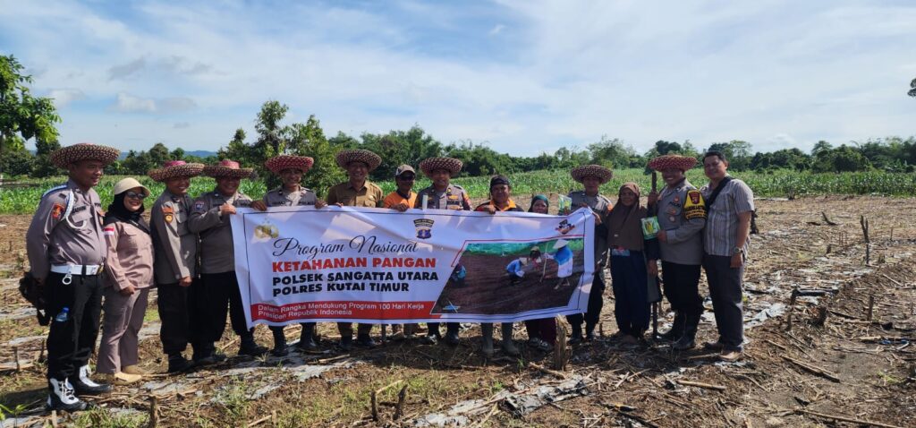 Dukung Program Asta Cita, Polsek Sangatta Utara Tinjau Ketahanan Pangan dan Beri Dukungan untuk Kelompok Tani Maju Bersama WhatsApp Image 2024 11 07 at 14.56.42 01c7868f