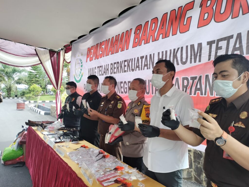 Polres Kukar Hadiri Pemusnahan Barang Bukti Narkotika dan Senjata Api Rakitan di Kejaksaan Negeri WhatsApp Image 2024 11 08 at 12.49.42 5c024784