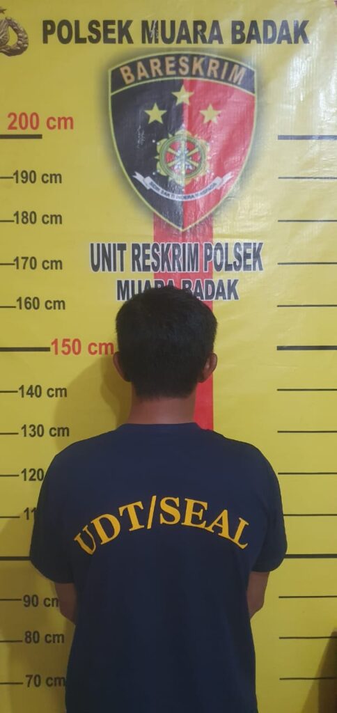 Polsek Muara Badak Amankan Seorang Pria Pelaku Pengedar Narkotika Jenis Sabu WhatsApp Image 2024 11 08 at 13.13.52 34790776