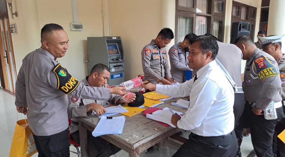 Sie Dokkes Polres Kutai Timur Bagikan Vitamin dan Cek Kesehatan Personel Jelang Kesiapan Pengamanan Pilkada 2024 WhatsApp Image 2024 11 11 at 15.58.18