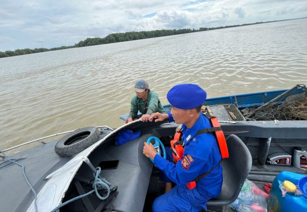 Satpolairud Polres Kukar Sosialisasikan Keamanan dan Keselamatan pada Nelayan di Anggana WhatsApp Image 2024 11 11 at 18.52.34 0fa067a1