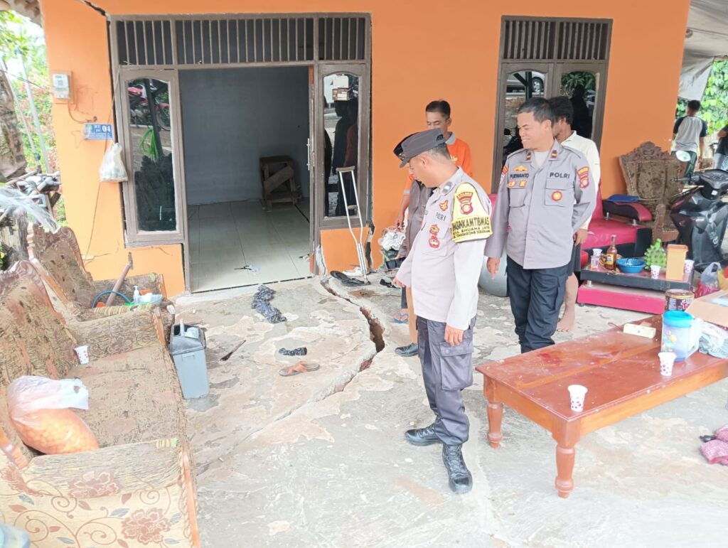 Quick Response, Bhabinkamtibmas Polsek Tenggarong Seberang Tinjau Lokasi Tanah Bergerak di Desa Bhuana Jaya WhatsApp Image 2024 11 12 at 12.31.10 c852b4dc