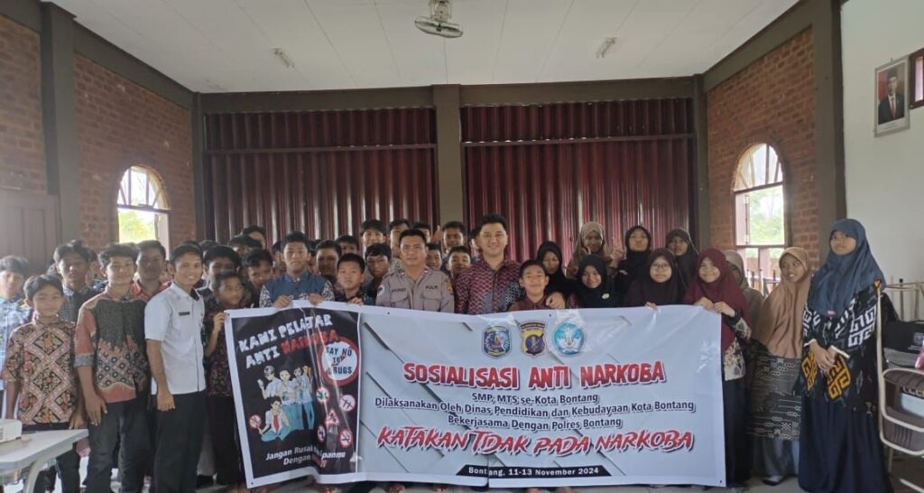 Cegah Sejak Dini, Polres Bontang Gelar Sosialisasi Pencegahan Narkoba di MTS Al Hafid WhatsApp Image 2024 11 15 at 11.06.36