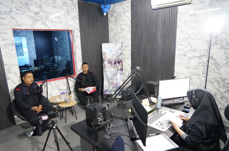 Melalui Talk Show Dengan Radio KPFM, Polda Kaltim Jelaskan Kesiapan Satbrimob Amankan Pilkada 2024 WhatsApp Image 2024 11 15 at 15.00.06