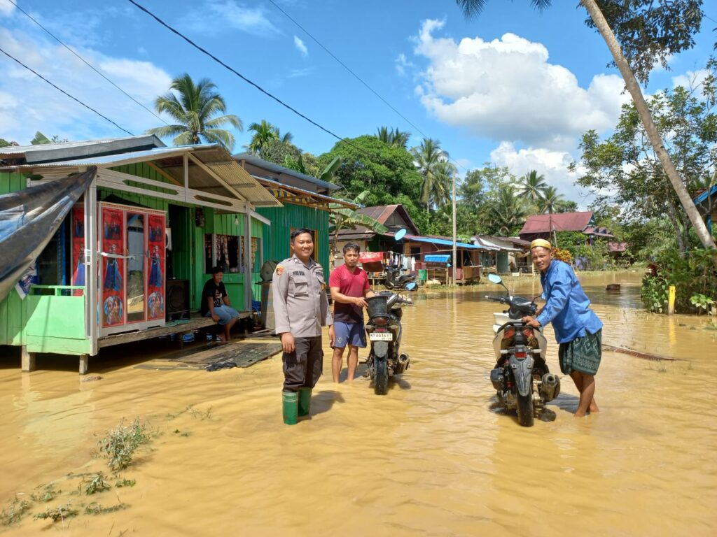 Polsek Sepaku dan Tim Gabungan Tinjau Dampak Banjir di Kelurahan Sepaku WhatsApp Image 2024 11 16 at 12.51.46 3b3e11f7