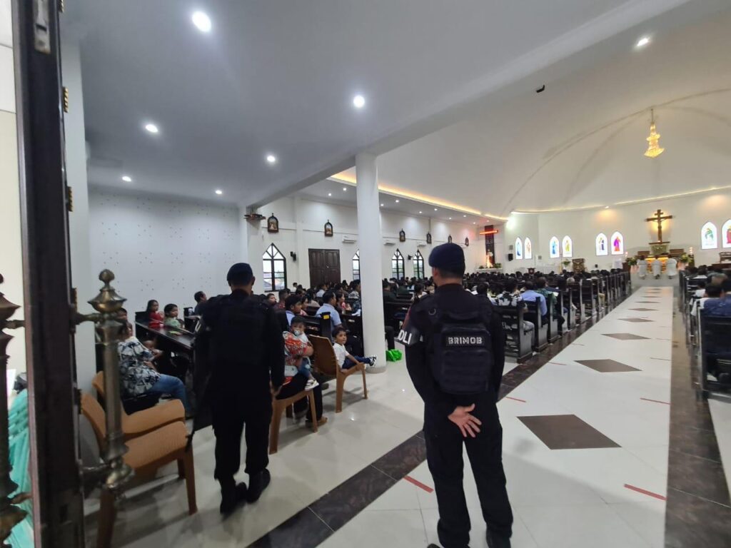 Berikan Rasa Aman, Sat Brimob Polda Kaltim Gelar Patroli Gereja-Gereja di Samarinda WhatsApp Image 2024 11 18 at 09.34.39