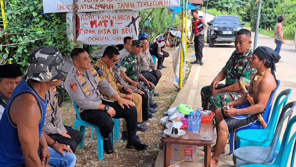 Pererat Silaturahmi dan Beri Dukungan Moril, Kapolres Paser Silahturahim ke Rumah Warga di Desa Muara Langon WhatsApp Image 2024 11 19 at 22.27.33 0df8c64e