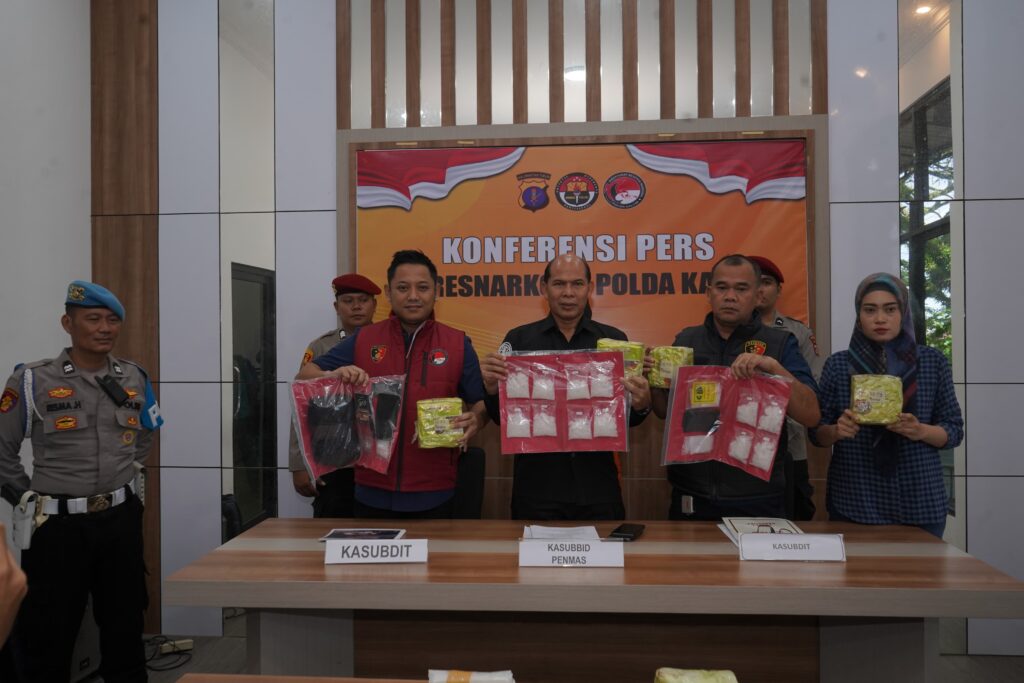 Tegaskan Komitmen Dukung Program Asta Cita, Polda Kaltim Ungkap Peredaran 7,6 Kilogram Sabu WhatsApp Image 2024 11 21 at 11.04.12 42b12180