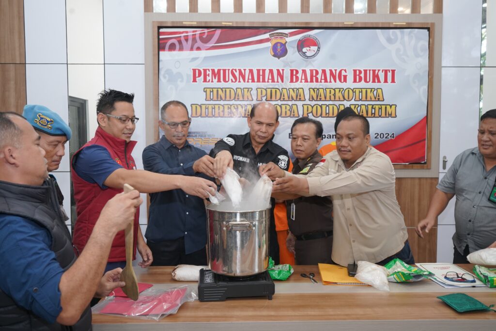 Polda Kaltim Musnahkan 5 Kilogram Sabu dalam Pemusnahan Barang Bukti Narkotika WhatsApp Image 2024 11 21 at 14.20.38 53848e7a