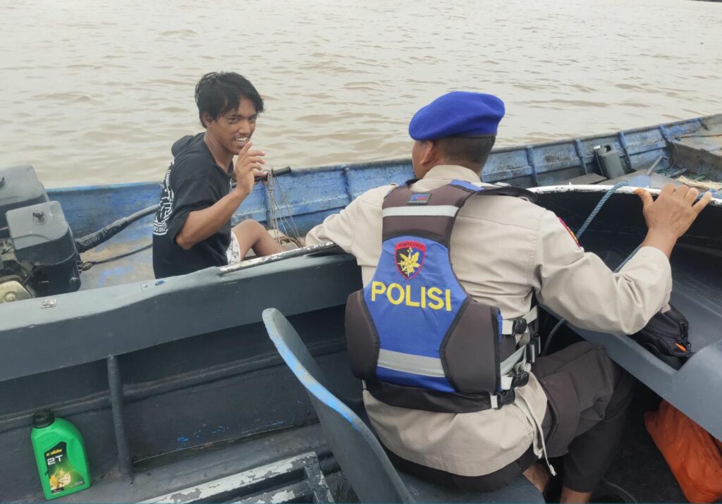 Satpolairud Polres Kukar Jalin Silaturahmi dengan Warga Pesisir, Berikan Imbauan Keamanan dan Keselamatan WhatsApp Image 2024 11 23 at 18.16.35 b93db81d