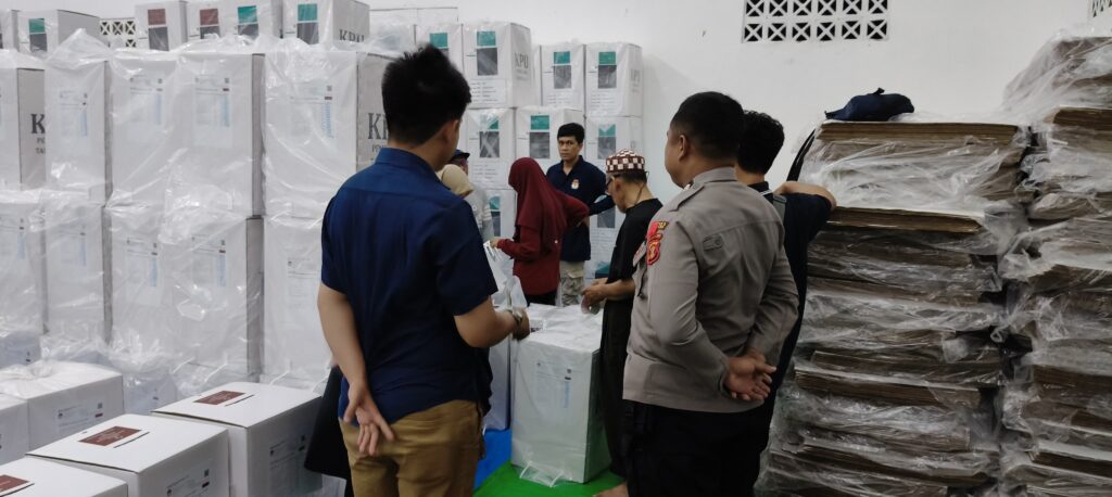 Polres Bontang Perketat Pengamanan Penyegelan Kotak Suara untuk Pilkada Serentak 2024 WhatsApp Image 2024 11 24 at 09.55.45 767f8272