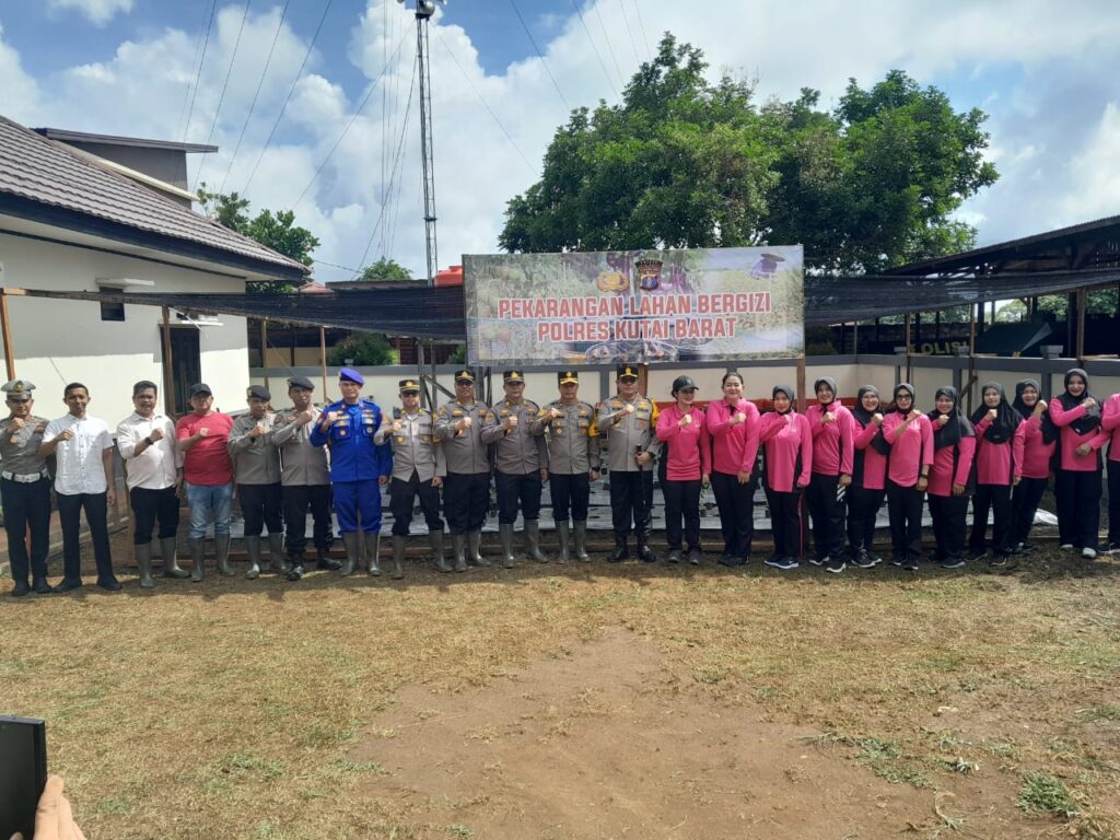 Polres Kutai Barat Tanam Perdana Tanaman Bergizi untuk Perkuat Ketahanan Pangan WhatsApp Image 2024 11 24 at 11.24.26 4d0b7fa9
