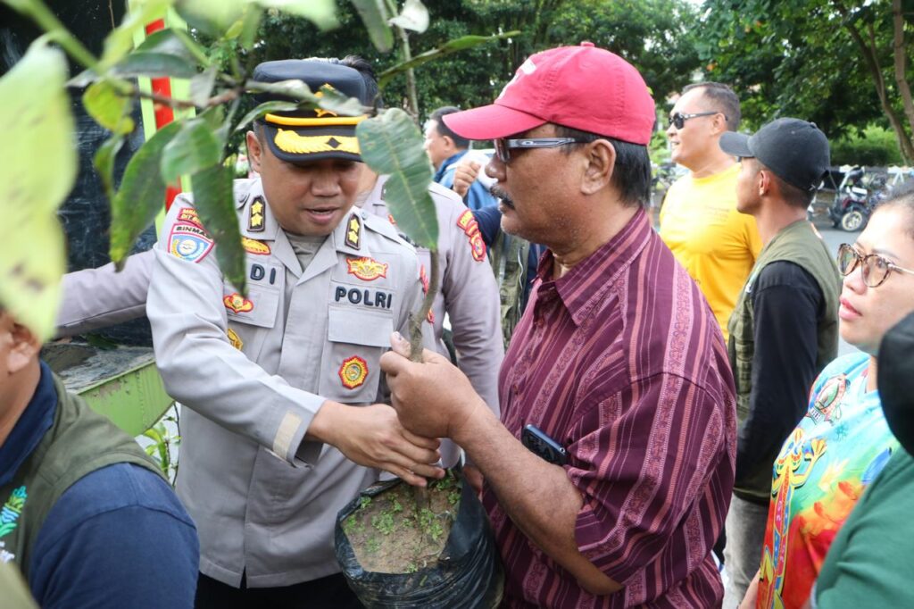 Ditbinmas Polda Kaltim Bersama BPDAS Persemaian Mentawir Bagikan 1.200 Bibit Pohon di Balikpapan WhatsApp Image 2024 11 24 at 13.17.15 c54d7098