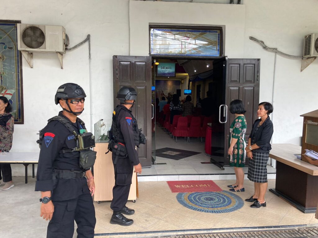 Batalyon A Brimob Polda Kaltim Pastikan Keamanan Umat Kristiani saat Ibadah Minggu di Balikpapan WhatsApp Image 2024 11 24 at 14.22.42 d08f5a46