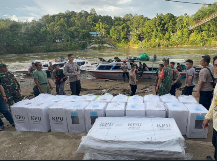 Lancar Meski Hadapi Tantangan Alam, Kapolres Mahulu Pimpin Langsung Distribusi Kotak Suara Pilkada Menuju Perbatasan RI-Malaysia WhatsApp Image 2024 11 26 at 11.33.58