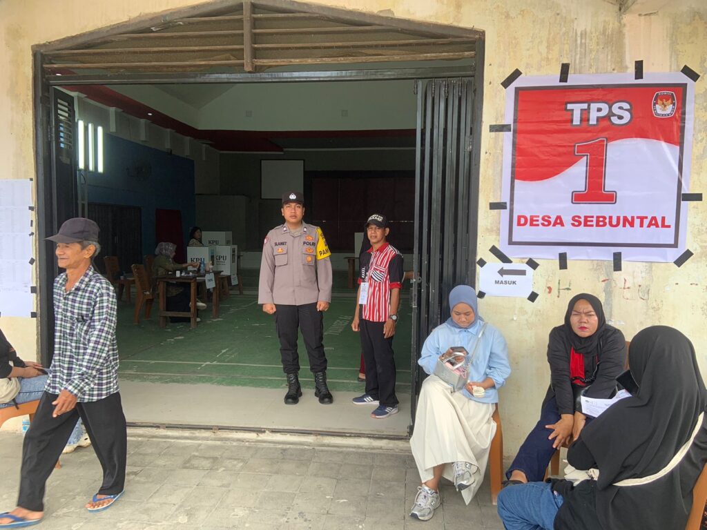 Pilkada Serentak 2024, Personel Polres Bontang Lakukan Pengamanan di TPS Desa Sebuntal WhatsApp Image 2024 11 27 at 11.52.18 1
