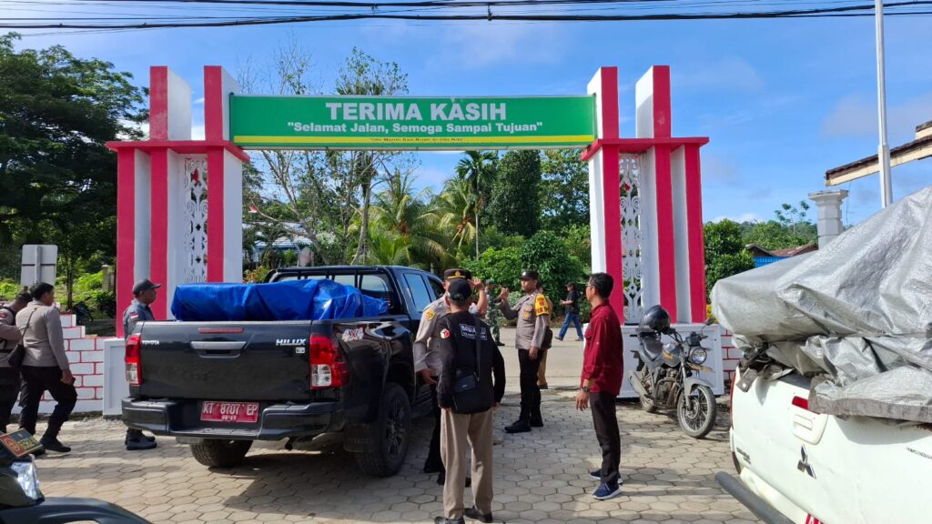 Polres Paser Pastikan Distribusi Logistik Pilkada di Muara Komam Berjalan Aman dan Kondusif WhatsApp Image 2024 11 27 at 12.09.19