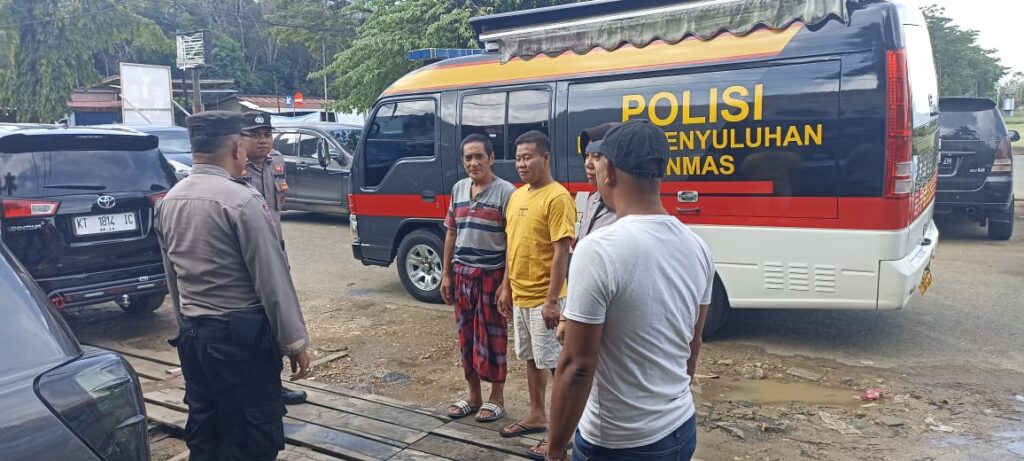 Ciptakan Pilkada Damai, Sat Binmas Polres Kubar Gelar Patroli Cooling System di Simpang Ombau Asa WhatsApp Image 2024 11 27 at 12.18.07