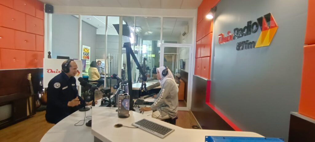 Polda Kaltim Bahas Peran Strategis dalam Pilkada 2024 pada Talkshow di Radio ONIX FM Balikpapan WhatsApp Image 2024 11 28 at 12.08.46 515d843e