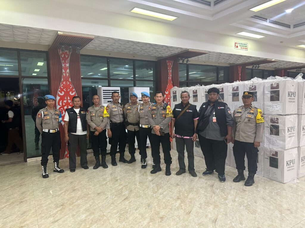 Polres Bontang Pastikan Keamanan Pergeseran Kotak Suara ke PPK Berjalan Lancar WhatsApp Image 2024 11 28 at 12.41.41 0211d3c5