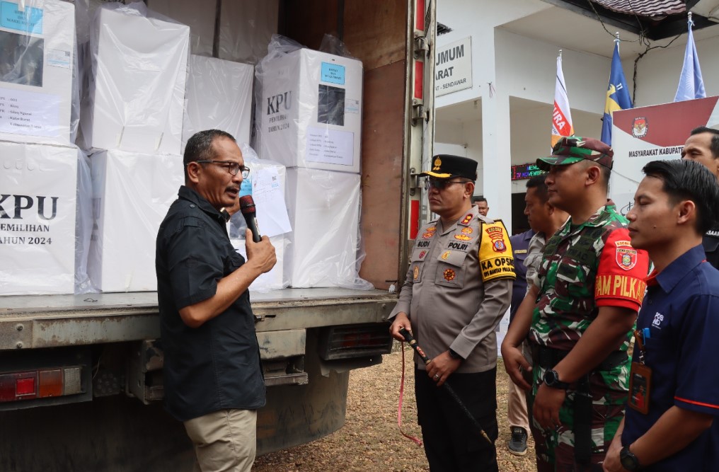 Kapolres Kubar Hadiri Pelepasan Distribusi Logistik Pilkada 2024 kubar 1