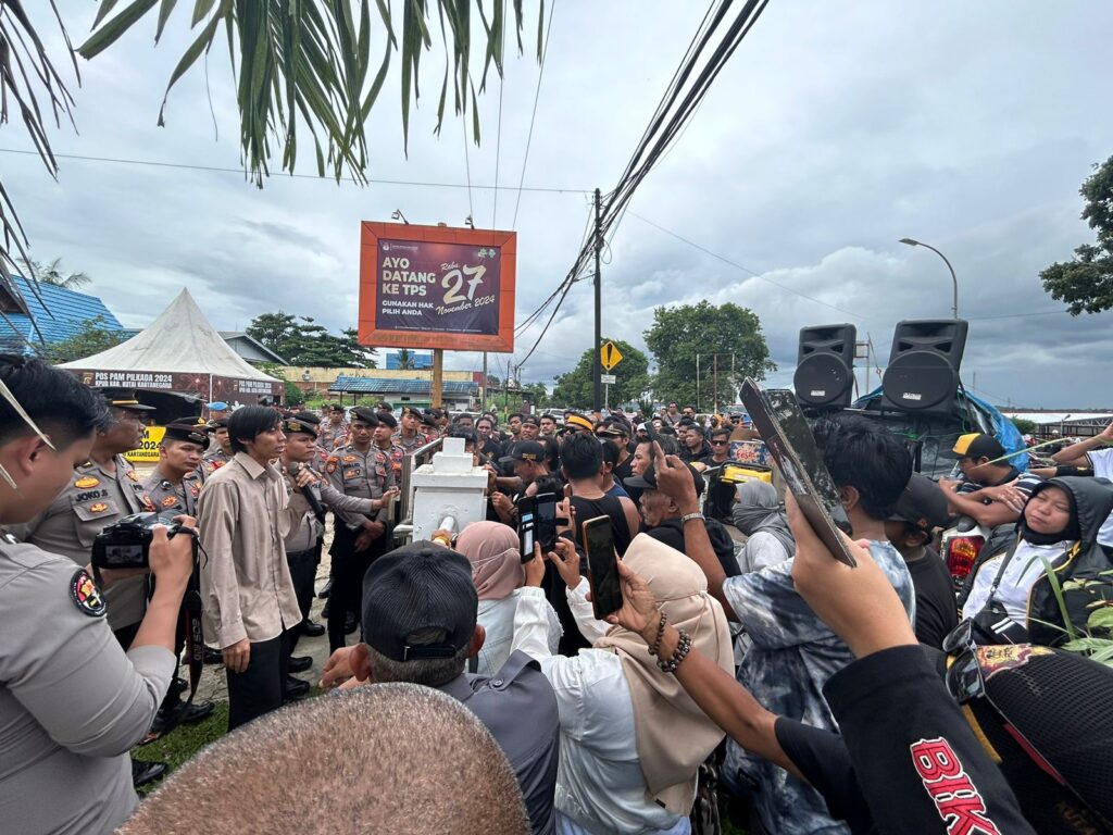 Polres Kukar Amankan Aksi Damai Ormas RKB Terkait Pilkada 2024 dengan Penjagaan Ketat WhatsApp Image 2024 12 06 at 13.59.49 6b00713c