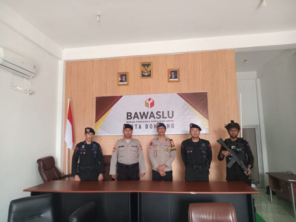 Polres Bontang Jaga Keamanan Kantor KPU dan Bawaslu Pasca Pleno Pilkada WhatsApp Image 2024 12 09 at 11.51.43