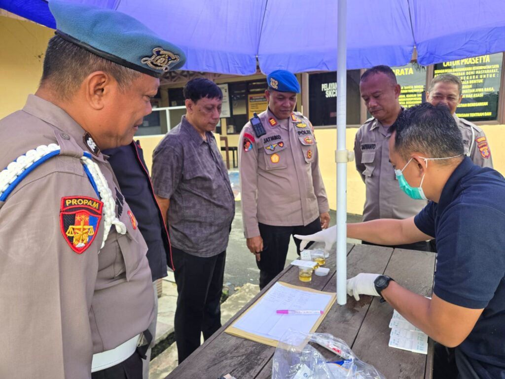 Pastikan Kedisplinan Anggota, Sie Propam Polresta Samarinda Gelar Tes Urine dan Inspeksi Handphone Personel Polsek Samarinda Kota WhatsApp Image 2024 12 12 at 13.00.34