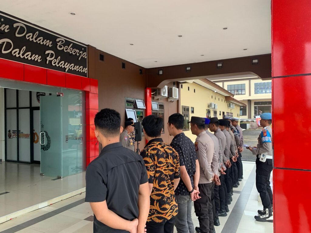 Antisipasi Gangguan Kamtibmas Pasca Pilkada Serentak 2024, Polres Kubar Gelar Patroli KRYD WhatsApp Image 2024 12 13 at 11.30.47