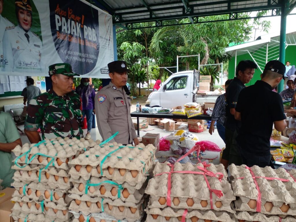 Pantau Sitkamtibmas di Wilayah Binaannya, Bhabinkamtibmas Gunung Elai Monitoring Kegiatan Sembako Murah Kepada Masyarakat WhatsApp Image 2024 12 13 at 11.57.38