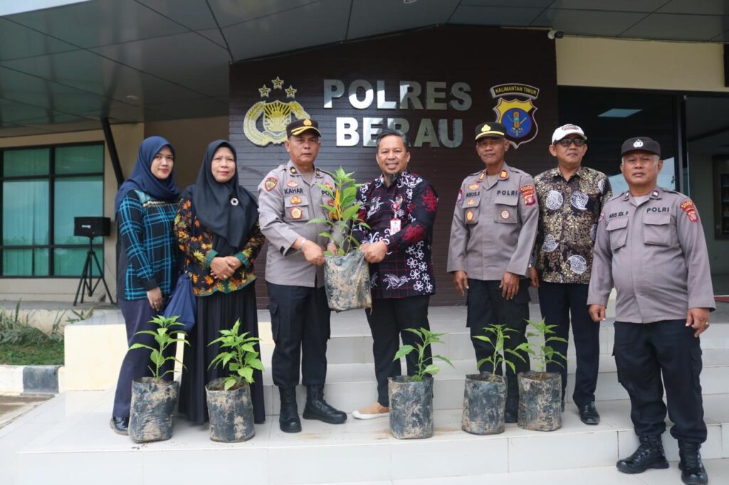 Dukung Program Asta Cita Presiden RI Guna Meningkatkan Ketahanan Pangan Lokal Masyarakat, Dinas Pangan Serahkan 200 Bibit Cabai kepada Polres Berau WhatsApp Image 2024 12 13 at 12.03.27