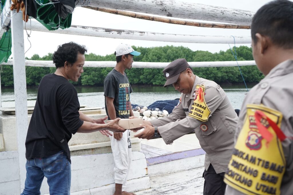 Polres Bontang Sebar Kebahagiaan Lewat Program Jum’at Berkah di TPI Tanjung Limau WhatsApp Image 2024 12 13 at 13.38.51 b5973493