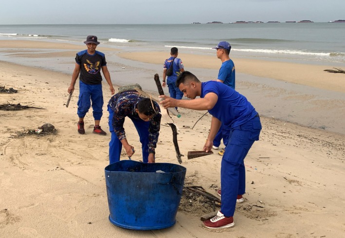 Wujud Nyata Peduli Lingkungan, Ditpolairud Polda Kaltim Gelar Aksi Bersih Laut dan Sungai WhatsApp Image 2024 12 13 at 13.41.13