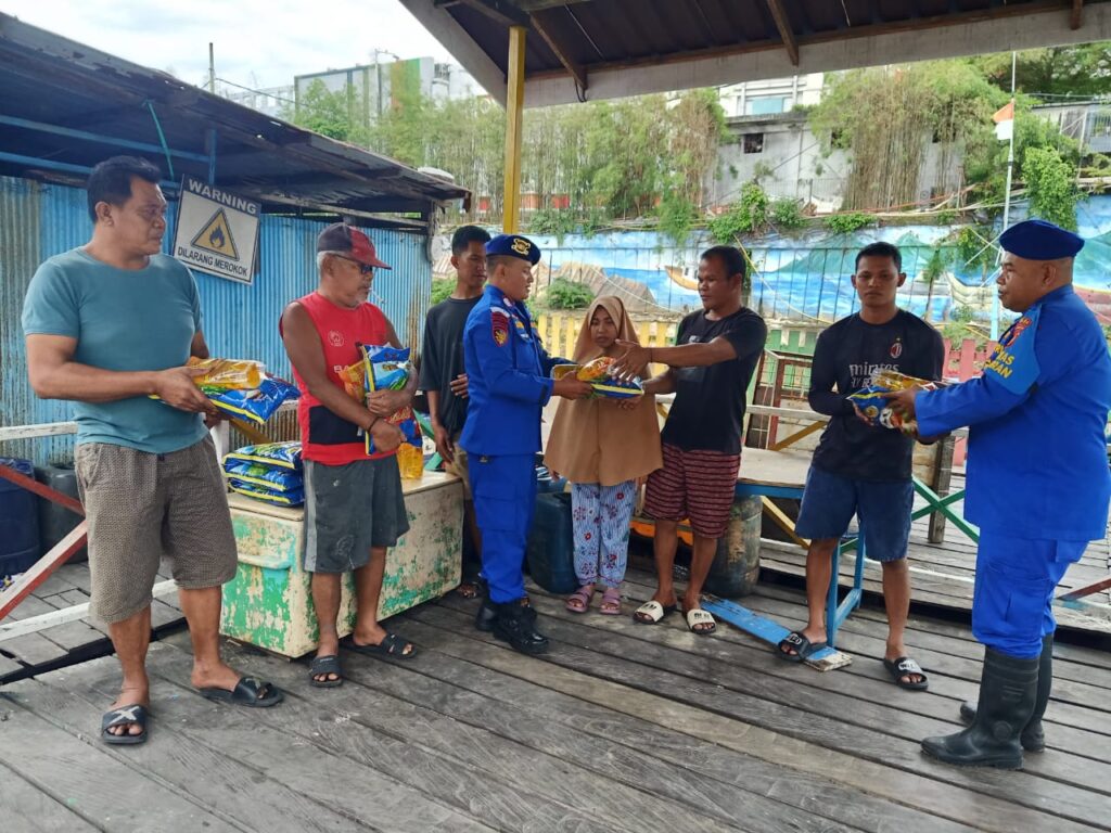 Ditpolairud Polda Kaltim Edukasi Nelayan dan Salurkan Bantuan di Pesisir Sungai Kelurahan Damai WhatsApp Image 2024 12 19 at 12.55.06 43eab19e
