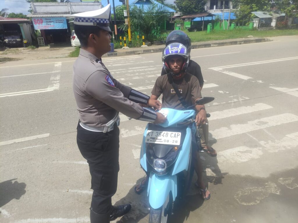 Satlantas Polres Kukar Tingkatkan Kesadaran Berkendara melalui Pembagian Stiker Keselamatan WhatsApp Image 2024 12 22 at 09.05.51 d808dcfd