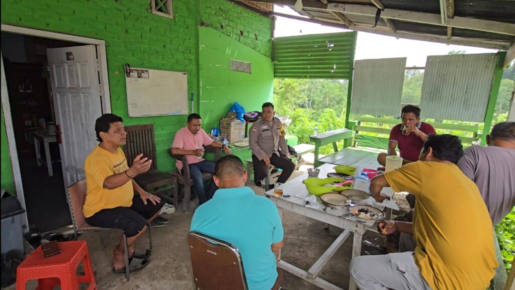 Bhabinkamtibmas Desa Budaya Sungai Bawang Perkuat Sinergi dengan Warga melalui Sambang dan Cooling System WhatsApp Image 2024 12 22 at 10.10.21 46926ab7