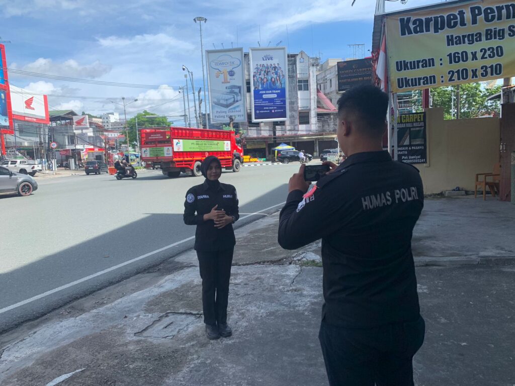 Laksanakan Live Report, Satgas Humas Operasi Lilin Mahakam 2024 Pantau Kelancaran Arus Lalu Lintas di Balikpapan WhatsApp Image 2024 12 22 at 10.11.08