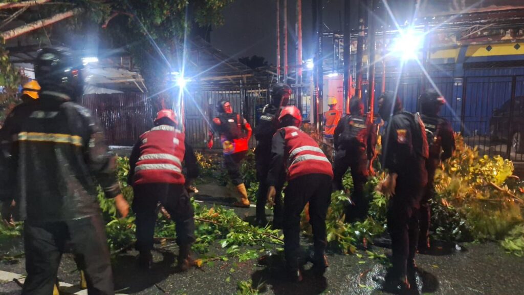 Brimob Evakuasi Pohon Tumbang Akibat Terjangan Hujan Deras di Gn. Samarinda Balikpapan WhatsApp Image 2024 12 23 at 00.01.06