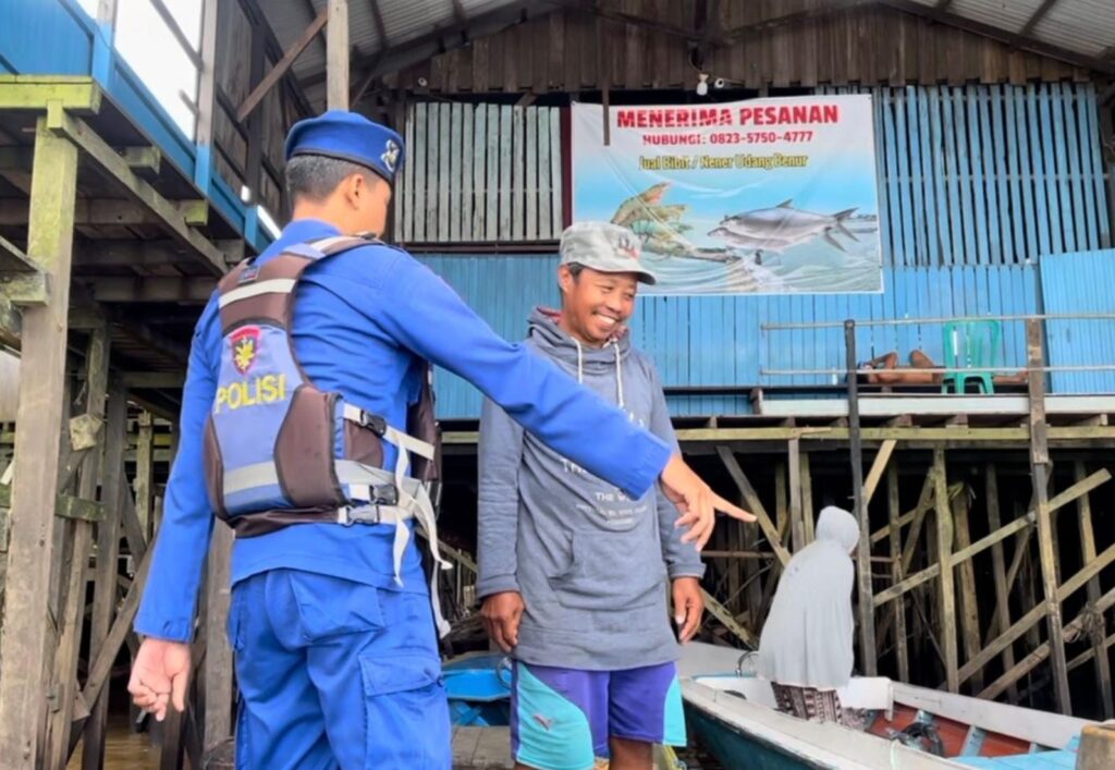 Sat Polairud Polres Kukar Pererat Hubungan dengan Nelayan melalui Sambang di Sungai Meriam WhatsApp Image 2024 12 23 at 10.20.46 00fb53e6