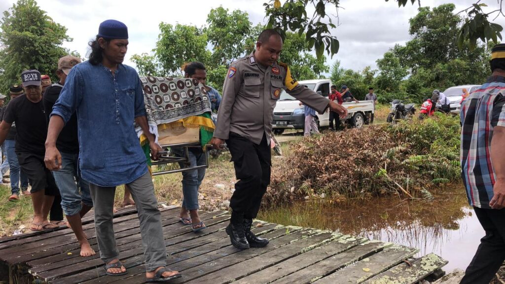 Bhabinkamtibmas Desa Maruat Kec. Long Kali Kab. Paser Bripka Jumansyah Membantu Warga Binaannya Dalam Poses Pemakaman WhatsApp Image 2024 12 23 at 18.48.14