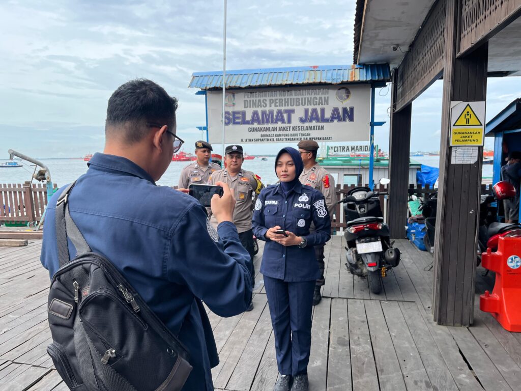 Berikan Laporan Sitkamtibmas Terkini, Personel Satgas Ops Lilin Mahakam 2024 Laknasakan Live Report di Pelabuhan Klotok Balikpapan WhatsApp Image 2024 12 27 at 09.11.05 202699d5
