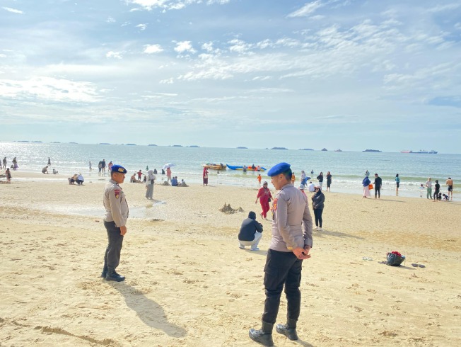 Ops.Lilin Mahakam 2024, Sub Satgas Polairud Polda Kaltim Lakukan Pemantauan Pengunjung di Pantai Kemala Balikpapan WhatsApp Image 2024 12 29 at 15.03.18
