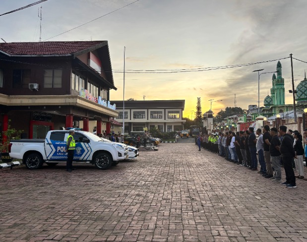 Polres Kutai Barat Gelar Apel Siaga Pengamanan Malam Tahun Baru 2025 WhatsApp Image 2025 01 01 at 13.36.40