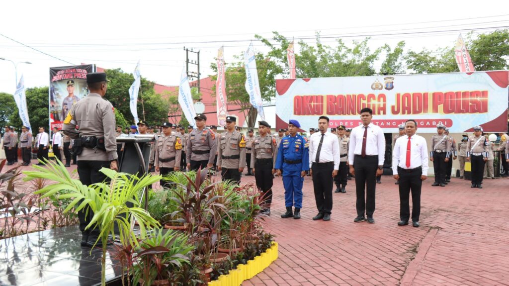 Kapolres Bontang Beri Penghargaan kepada Personel Berprestasi di Akhir Tahun WhatsApp Image 2025 01 01 at 13.47.30