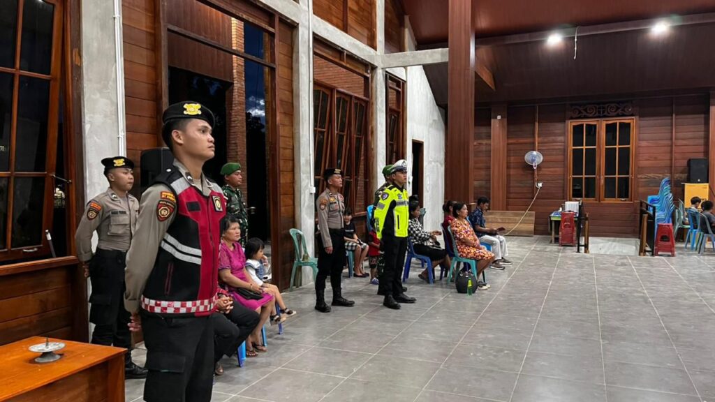 Pastikan Ibadah Malam Tahun Baru 2025 di Long Bagun Berjalan Aman dan Lancar, Polres Mahulu Gelar Pengamanan di Sejumlah Gereja WhatsApp Image 2025 01 01 at 14.40.06
