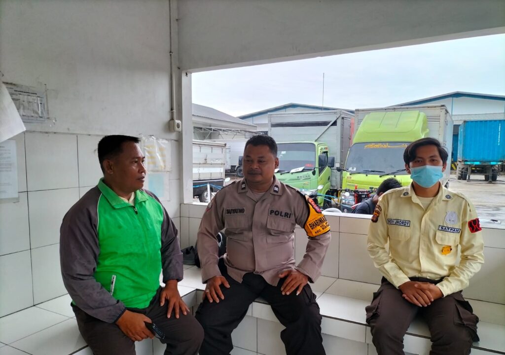 Bhabinkamtibmas Kel.Api-Api Sampaikan Himbauan Kamtibmas kepada Petugas Keamanan WhatsApp Image 2025 01 02 at 13.46.12