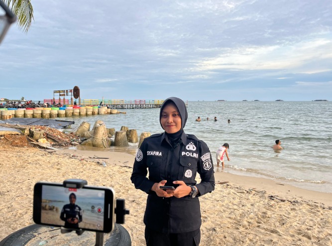 LIVE REPORT: Satgas Humas Ops.Lilin Mahakam Pantau Aktivitas Masyarakat yang Sedang Berlibur di Sejumlah Kawasan Wisata Pantai di Kota Balikpapan WhatsApp Image 2025 01 02 at 14.30.33