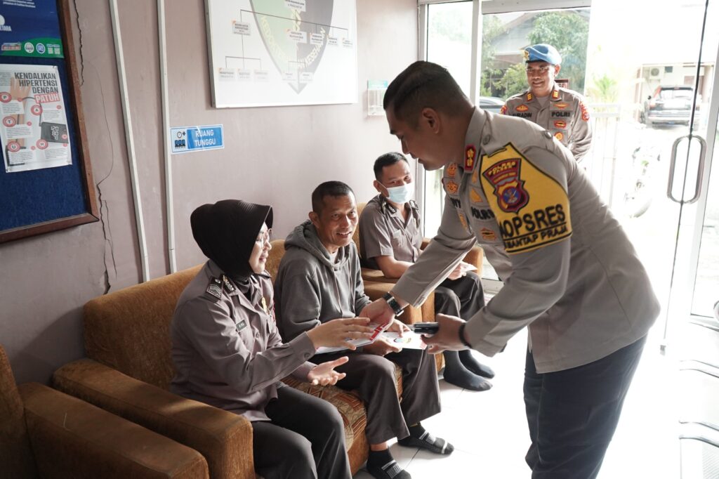 Kapolres Paser Kunjungi Klinik Polres, Berikan Dukungan Moril kepada Anggota dengan Penyakit Menahun WhatsApp Image 2025 01 07 at 10.14.46 a25ac073