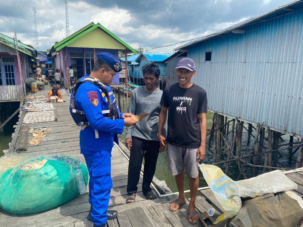 Sosialisasi Keselamatan Berlayar, Sat Polairud Polres Paser Gencarkan Patroli Perairan WhatsApp Image 2025 01 07 at 11.59.11 9e6ec167