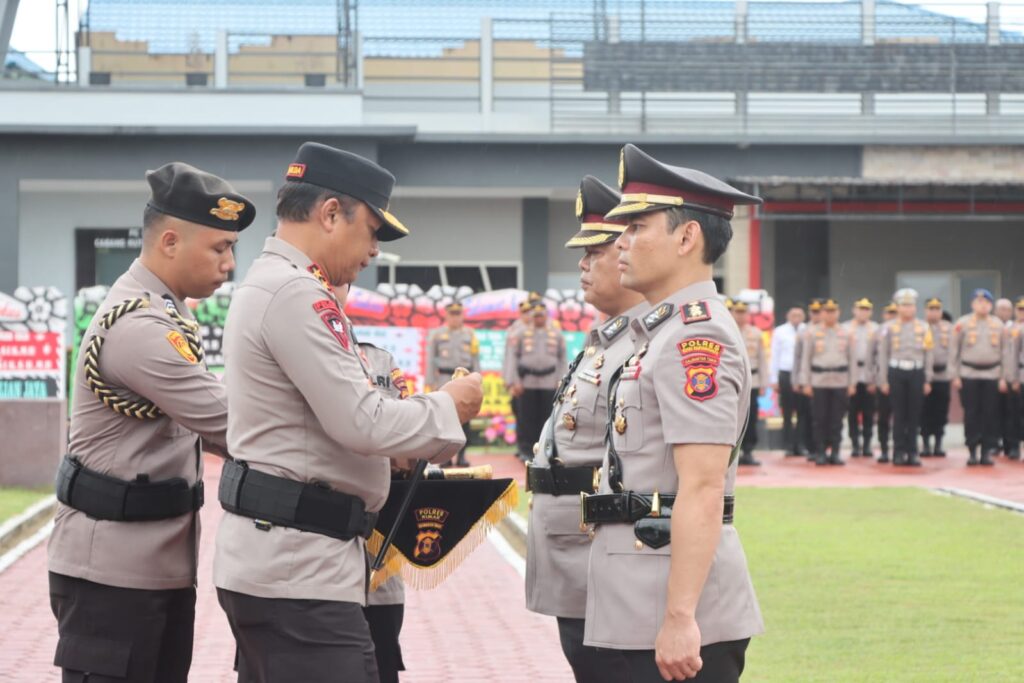Pimpin Upacara Sertijab, Kapolda Kaltim Resmi Lantik AKBP Dody Surya Putra sebagai Kapolres Kukar WhatsApp Image 2025 01 09 at 12.49.57